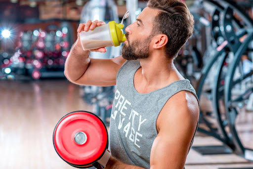 rapaz forte tomando whey, para uma boa nutrição do esporte.