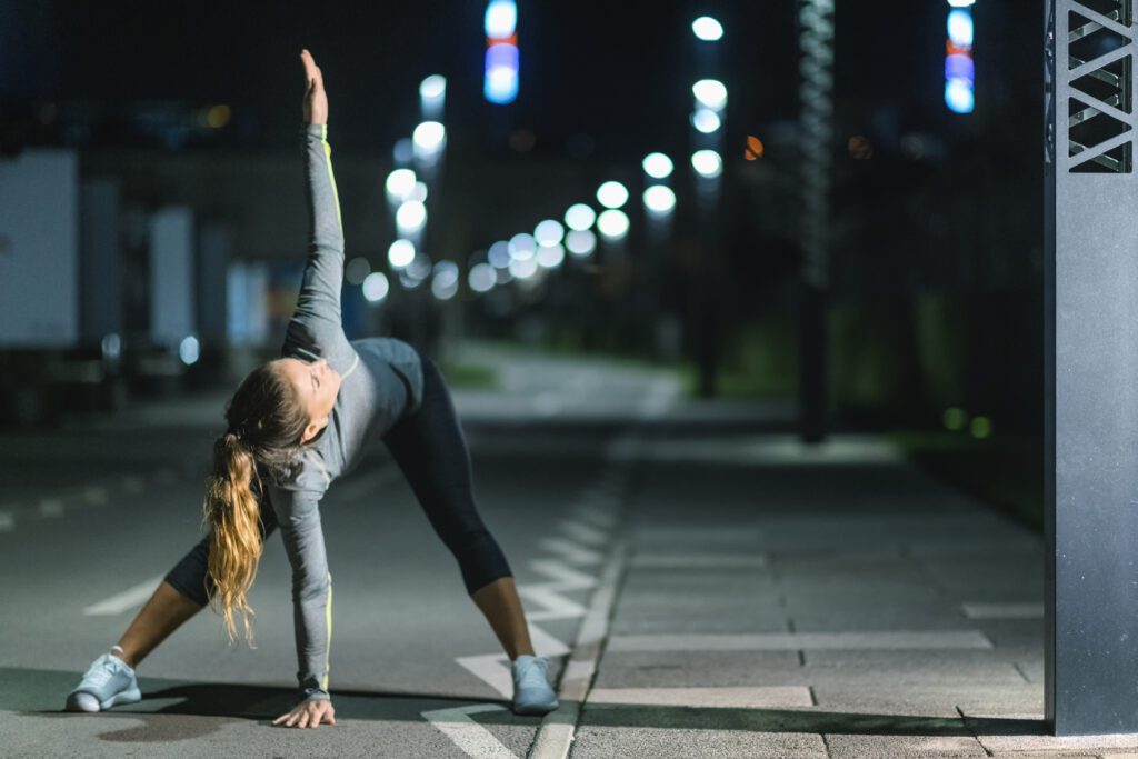 Mulher treinando a noite