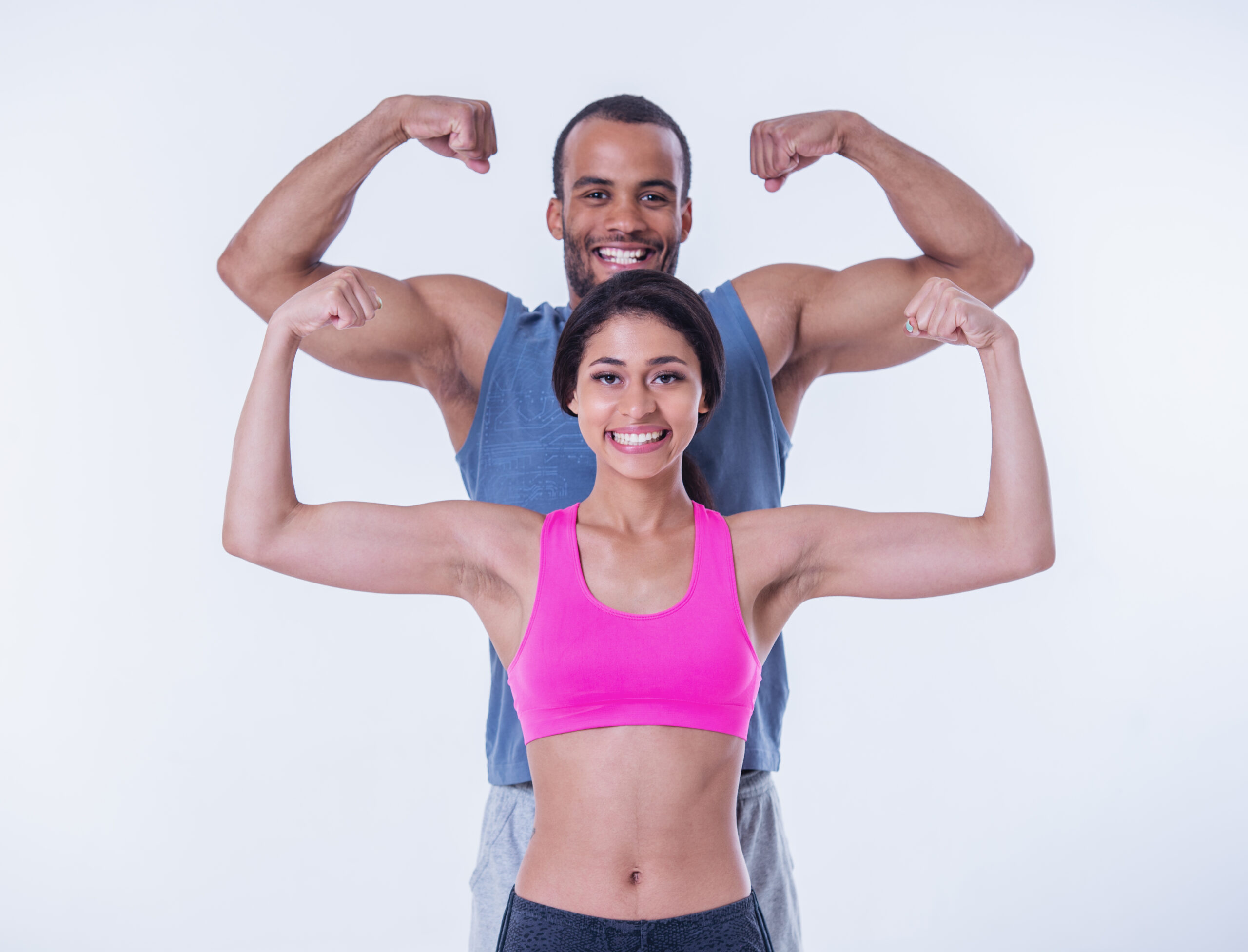 Casal fazendo pose para foto, mostrando força nos braços