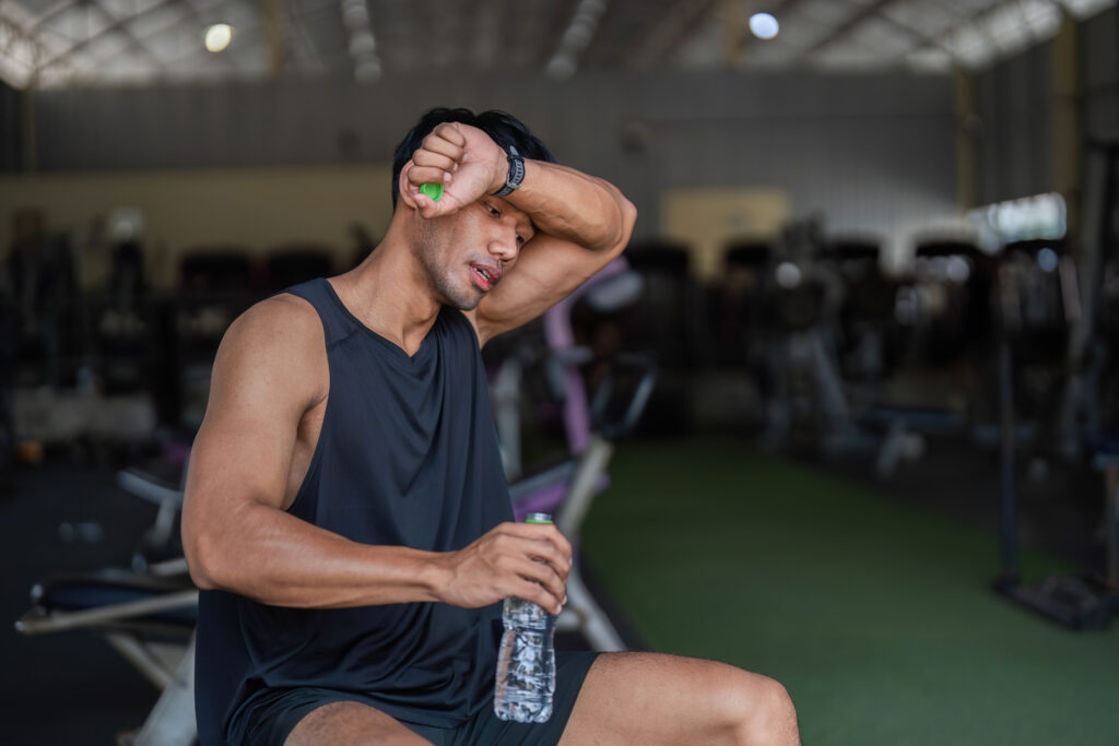 rapaz cansado do treino precisando de pós treino